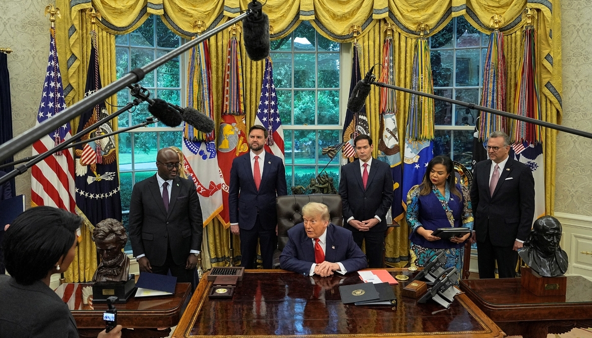 Signing of the agreement between the Rwandan and Congolese foreign ministers alongside Donald Trump at the White House, 27 June 2025.