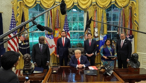 Signing of the agreement between the Rwandan and Congolese foreign ministers alongside Donald Trump at the White House, 27 June 2025.
