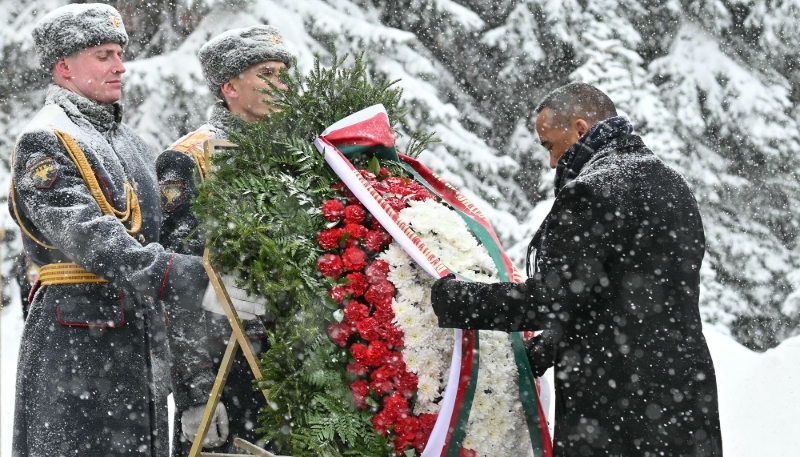 Michael Randrianirina lays a wreath on the tomb of the Unknown Soldier in Moscow, 19 February 2026.
