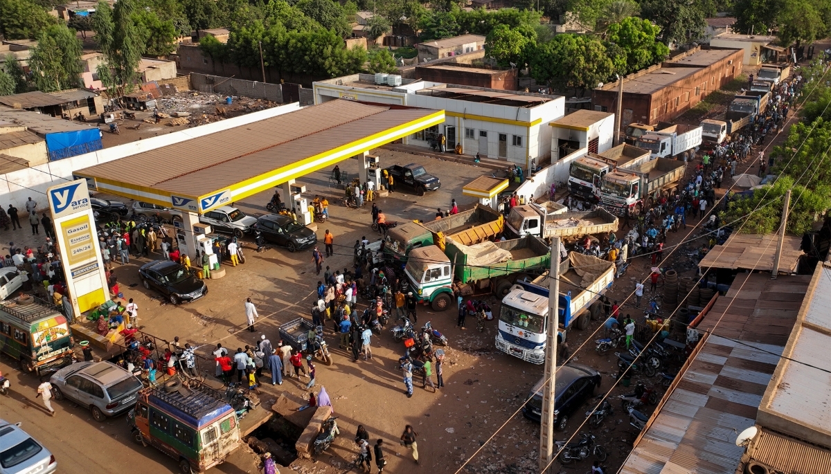 People line up to refuel their vehicles in Bamako, on 31 October 2025.