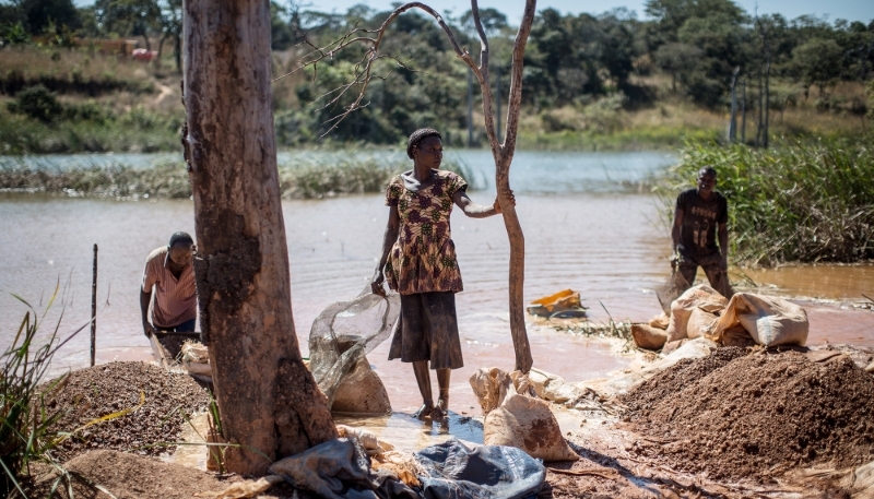 Artisanal cobalt miners between Lubumbashi and Kolwezi in DRC, 31 May 2015.