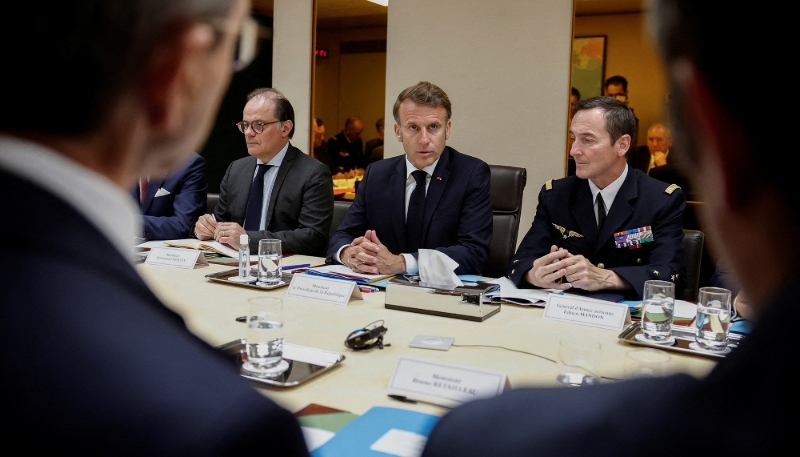 French Chief of Defence Staff Fabien Mandon (right), alongside President Macron in Paris, 22 June 2025.