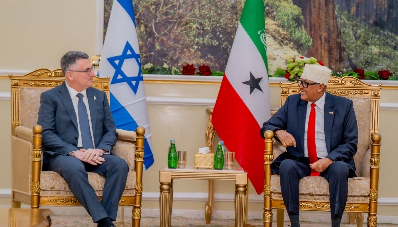 Israeli Foreign Minister Gideon Sa'ar and Somaliland President Abdirahman Abdullahi Mohamed in Hargeisa, on 6 January 2026.