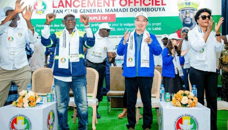 Former Minister of Mines Ahmed Kanté and Sinohydro’s local representative Mu Guofeng in Conakry in late 2025. 