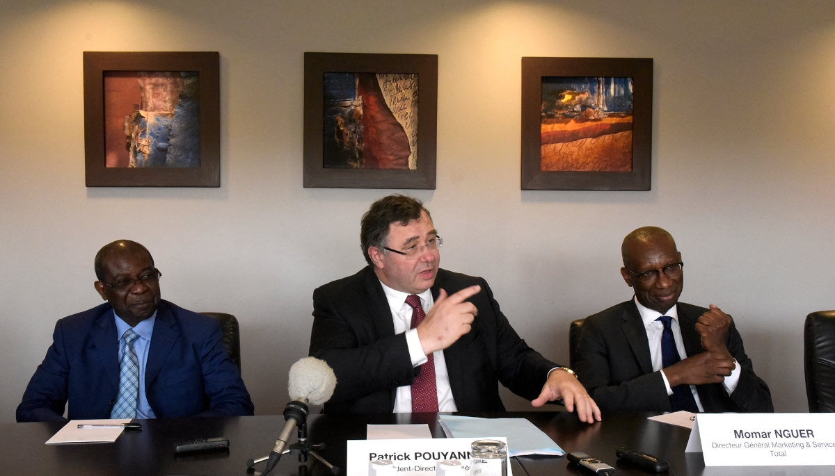 TotalEnergies CEO Patrick Pouyanné (centre) in Dakar, 2 May 2017.