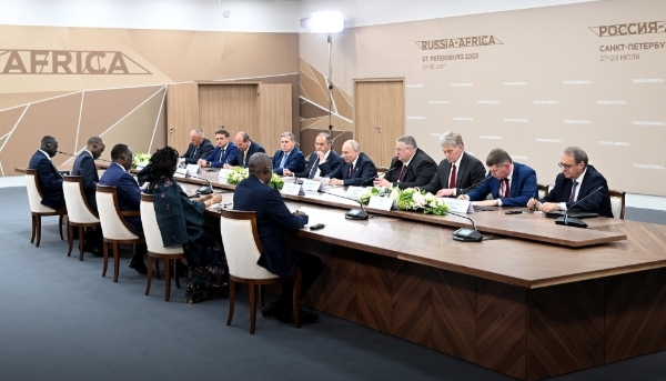 Rustam Minnikhanov took advantage of the Russia-Africa Summit in St Petersburg (27-28 July) to approach African leaders. Here, a meeting with Vladimir Putin and Macky Sall.