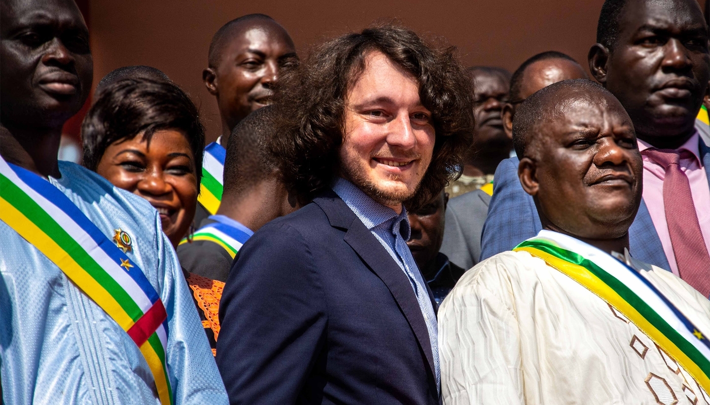 Dimitry Sytyi surrounded by Central African deputies on the steps of the National Assembly in Bangui on 15 October 2021.