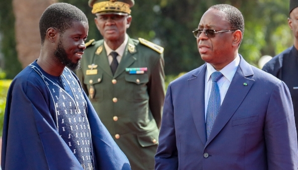 Senegalese President Bassirou Diomaye Faye (L) and his predecessor Macky Sall, in Dakar, 28 March 2024.