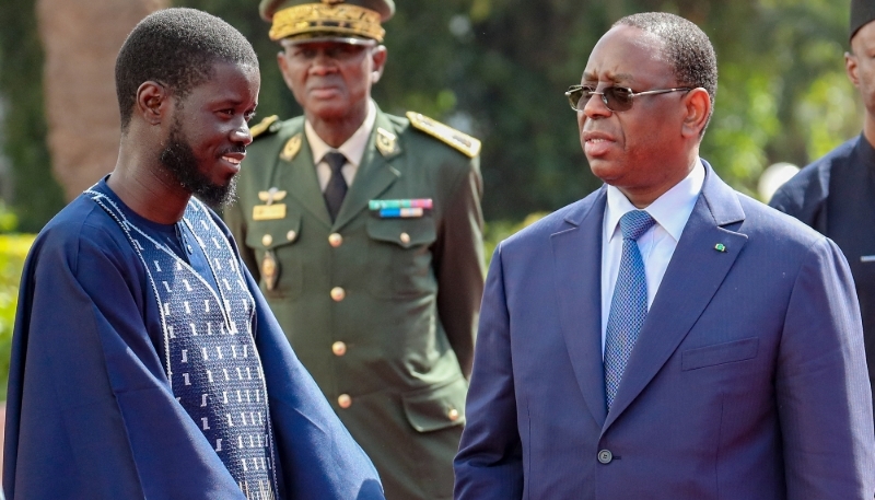 Senegalese President Bassirou Diomaye Faye (L) and his predecessor Macky Sall, in Dakar, 28 March 2024.
