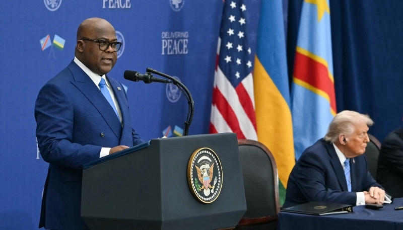 DRC President Félix Tshisekedi (standing) and his American counterpart Donald Trump, in Washington, on 4 December 2025.