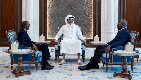 Rwandan President Paul Kagame (left) and his Congolese counterpart Félix Tshisekedi (right), with Qatar's Emir Tamim bin Hamad Al Thani in Doha on 18 March 2025.