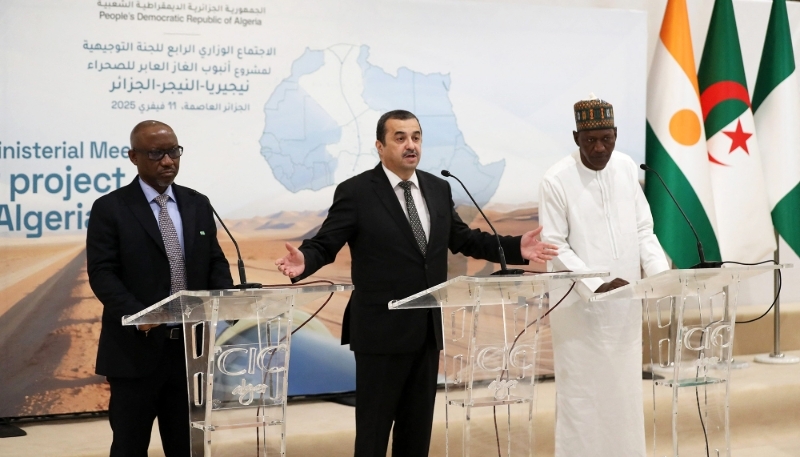Mohamed Arkab, flanked by Nigerien ministers Sani Issoufou Mahamadou (left) and Sahabi Oumarou (right), during a meeting of the steering committee for the trans-Saharan gas pipeline project in Algiers on 11 February 2025.