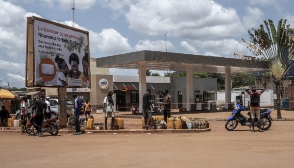 Fuel vendors in front of an empty gas station in Bangui on 16 October 2022.