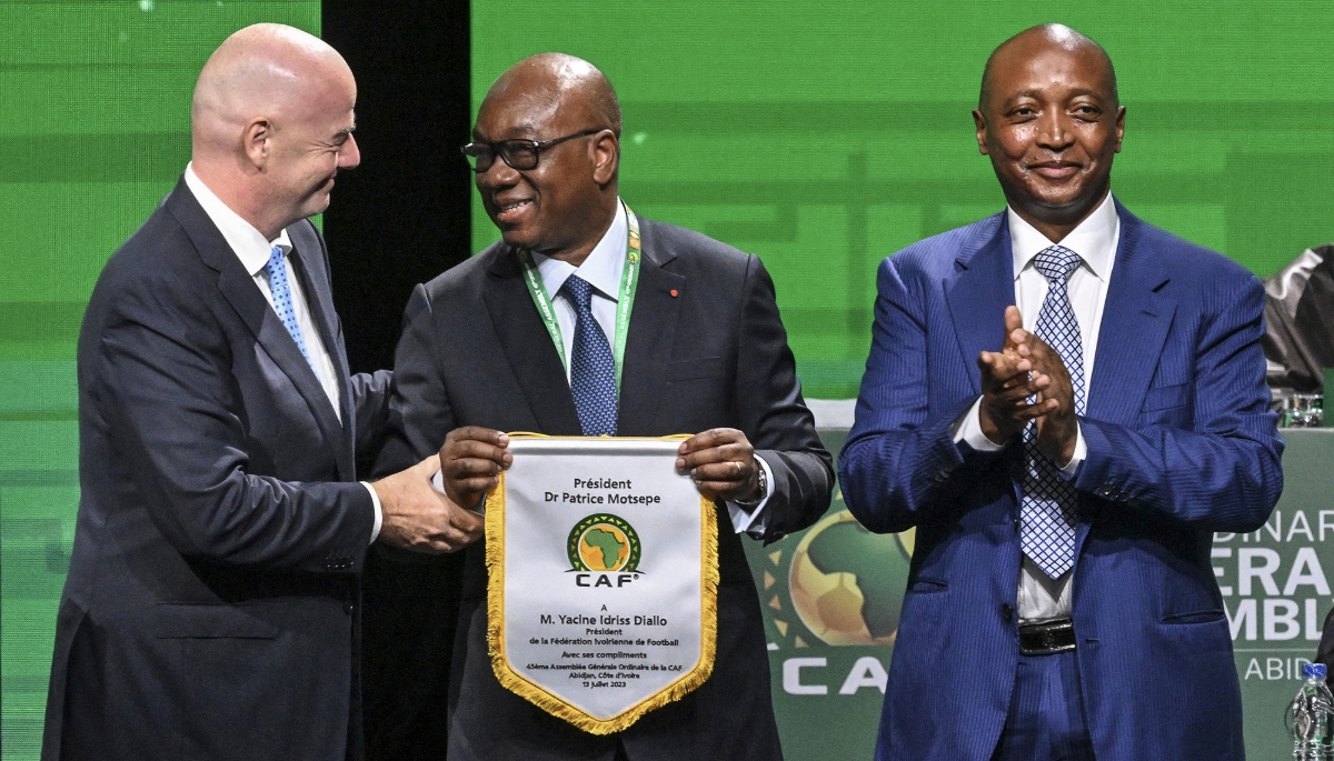 Idriss Diallo (centre) with Fifa president Gianni Infantino and CAF president Patrice Motsepe, in Abidjan, 13 July 2023.