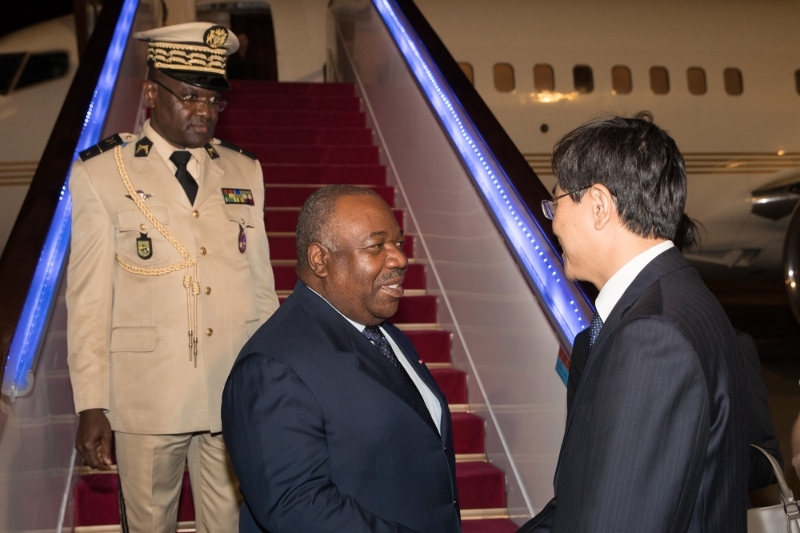 Gabonese President Ali Bongo getting off his plane during a visit to Beijing, 2018.