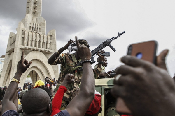 The population cheering soldiers in Bamako after the coup of 18 August 18 2020.