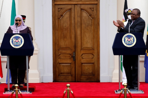 Tanzania's President Samia Suluhu Hassan and Kenya's President Uhuru Kenyatta in Nairobi, on 4 May.