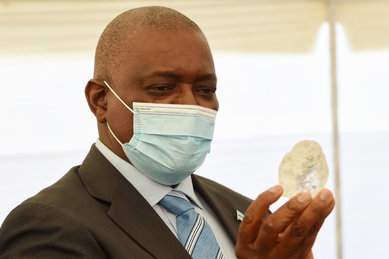 Botswana President Mokgweetsi Masisi, with the newly discovered 1000-carat diamond.