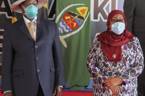 Tanzanian President Samia Suhulu Hassan (right) and her Ugandan counterpart Yoweri Museveni, 20 May 2021.