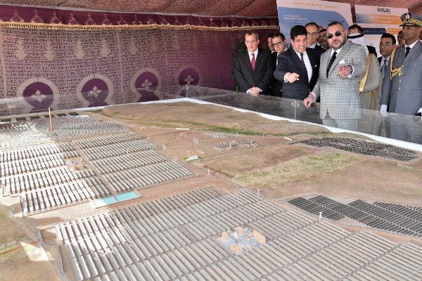 Mustapha Bakkoury and Mohammed VI, during the launch of the construction works of the Noor Ouarzazate IV power plant, on 1 April 2017.