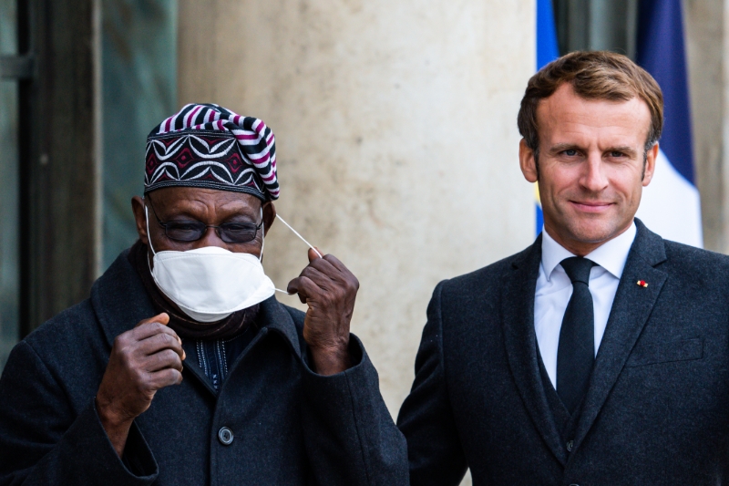 Olusegun Obasanjo, African Union (AU) special envoy to the Horn of Africa, was received on October 7, 2021 by French President Emmanuel Macron (right).