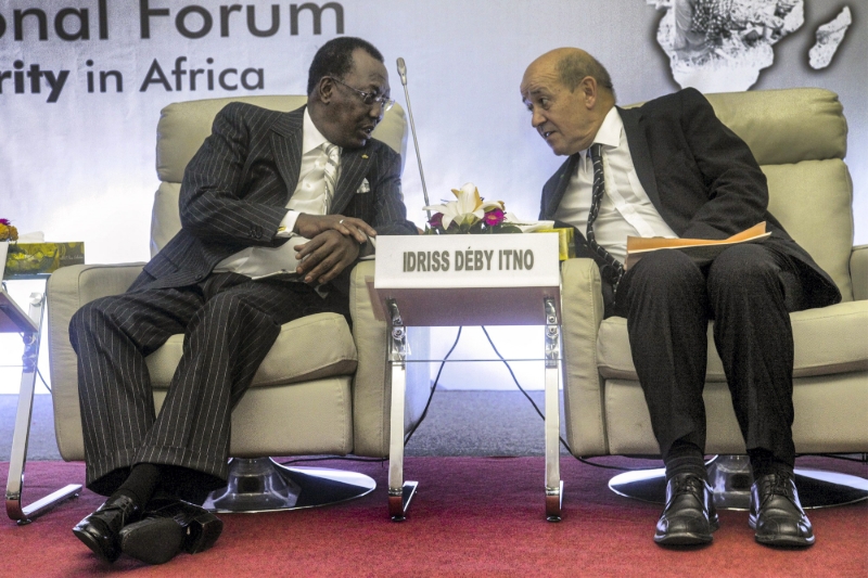 Former Chadian president Idriss Déby and Jean-Yves Le Drian, the then defence minister, in December 2016.