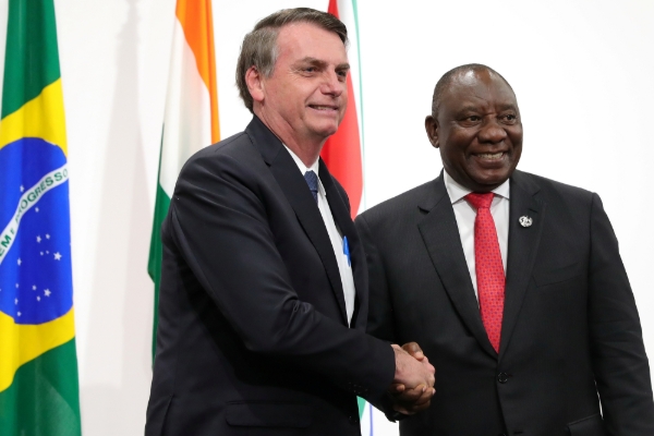 Brazilian President Jair Bolsonaro (L) with South Africa's Cyril Ramaphosa in Osaka, Japan, 28 June 2019.