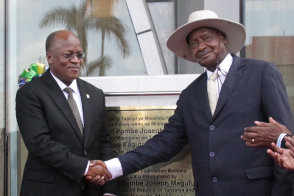 Tanzanian President John Magufuli and Ugandan President Yoweri Museveni.