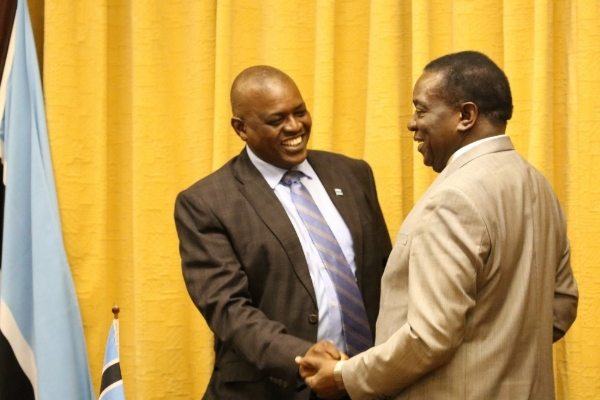 Botswana's President Mokgweetsi Masisi (left) and his Zimbabwean counterpart Emmerson Mnangagwa in 2018.